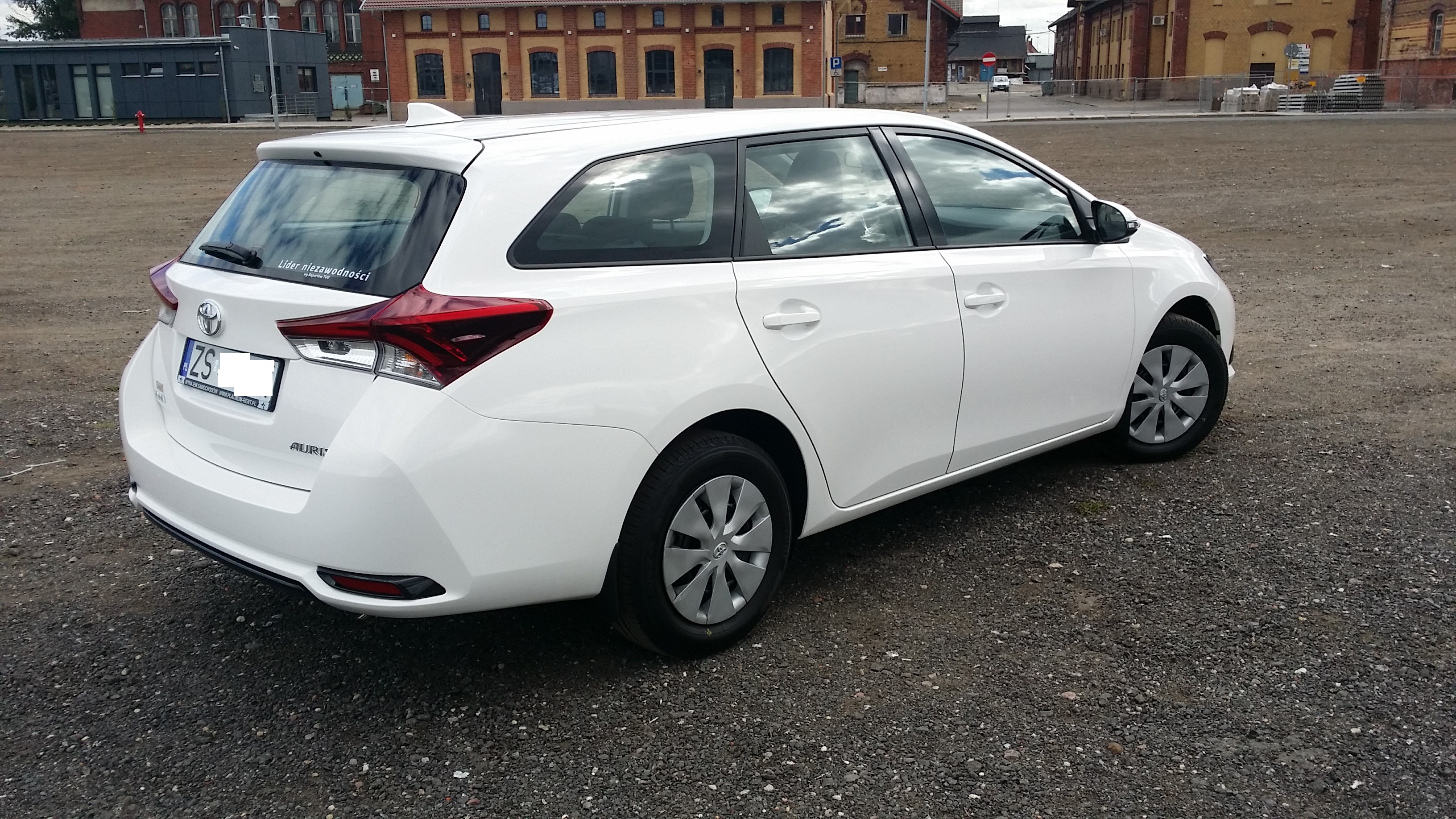 Toyota Auris Kombi 2016 Wypożyczalnia samochodów Szczecin