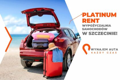 plaza-weekendowy-wypad-z-rodzina-jpg Czerwony samochód z bagażami na plaży, gotowy na weekendowy wypad z rodziną.