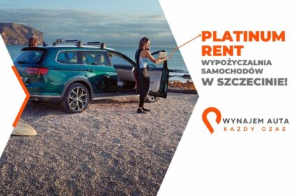 Kobieta przy samochodzie nad morzem; wynajem auta dodatkowe opcje w Szczecinie.