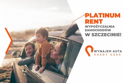 szybkie-zwrot-wynajetego-auta-oplaty-jpg Rodzina w samochodzie na tle krajobrazu z reklamą wypożyczalni aut, zwrot wynajętego auta opłaty.