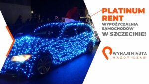 Samochód ozdobiony świątecznymi lampkami przed wypożyczalnią, idealny na wynajem auta na święta.